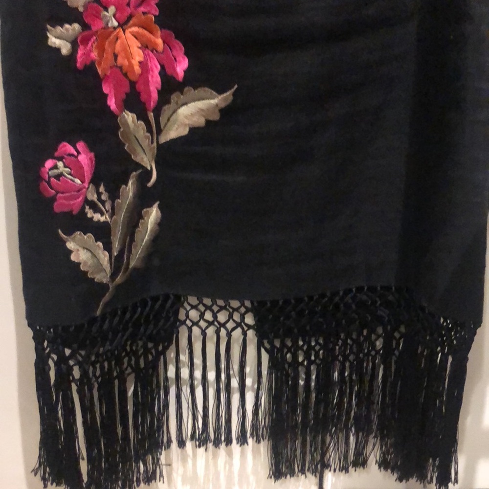 Vintage Karen Kane black linen skirt embroidery, macrame fringe bottom - Picture 6 of 10